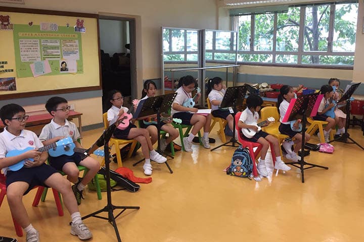 Student play music